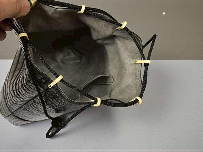 マットクロコダイルバケットバッグ